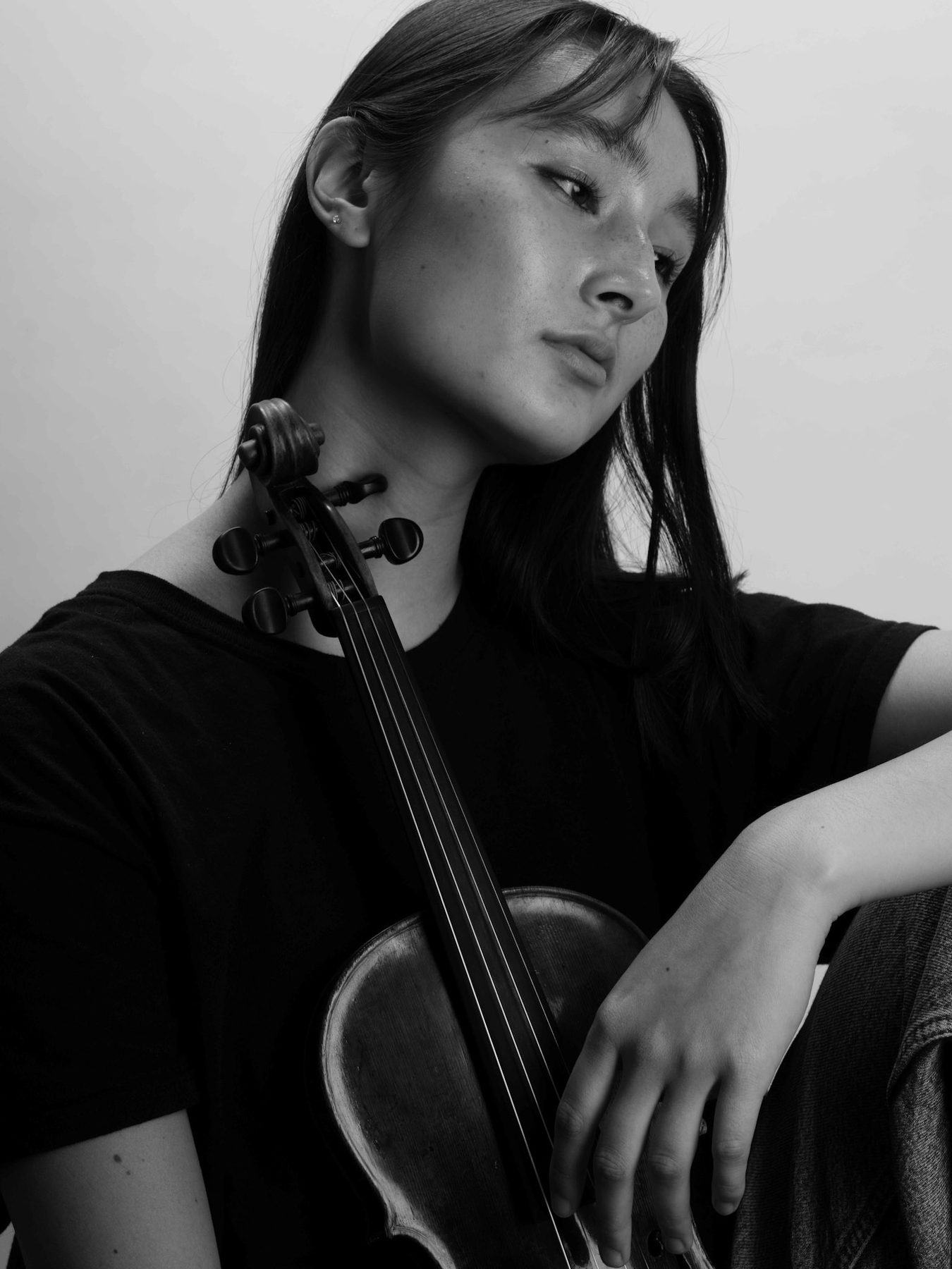Maya Kilburn holding her violin, black-and-white portrait